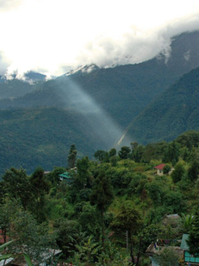 प्राकृतिक सुंदरता का खजाना है, सिक्किम का युक्सोम (Yuksom) टाउन।
